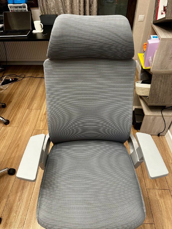 Чёрное кресло, Серое кресло