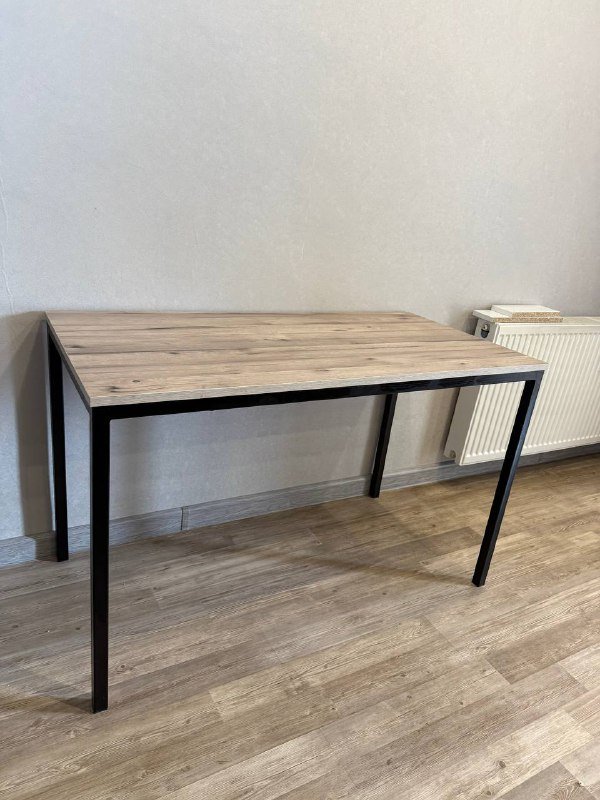 Стол с деревянной столешницей и металлическими ножками