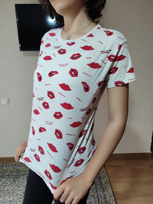 Белая футболка с принтом