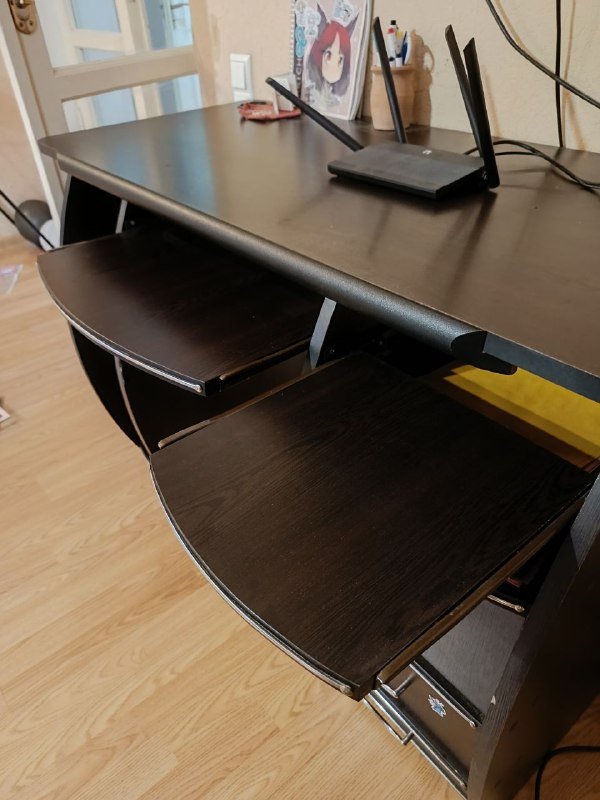 Массивный стол с ящичком на замке, выдвижные полки 2