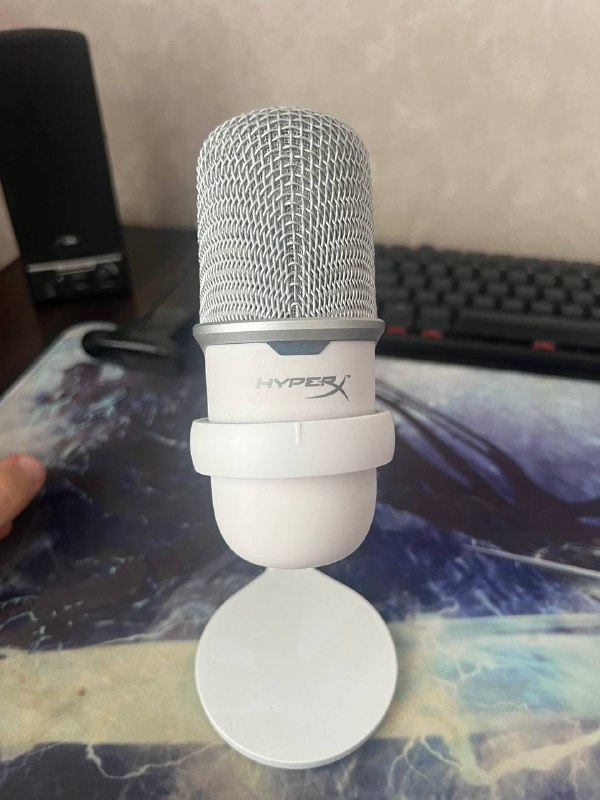 Компьютер, клавиатура HyperX alloy 65, микрофон HyperX Solocast, камера Logitech 2