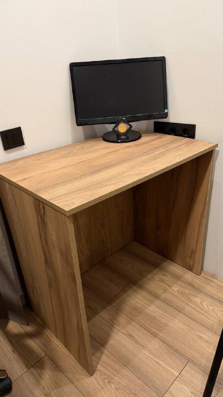 Мебель: стол, зеркало, комод 3