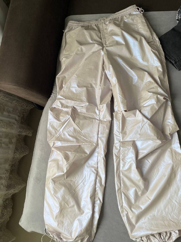 Наушники, утюжок для волос, зарядка, джинсы, штаны, кроссовки, шлепки, серебряный браслет 6