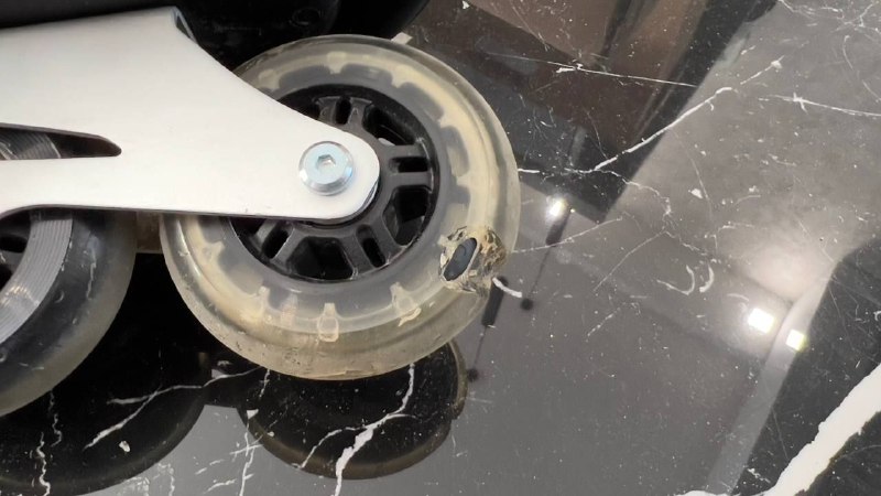 Bladerunner Formula 90 rollerblades, size 37-38 rollerblades, protection gear 2