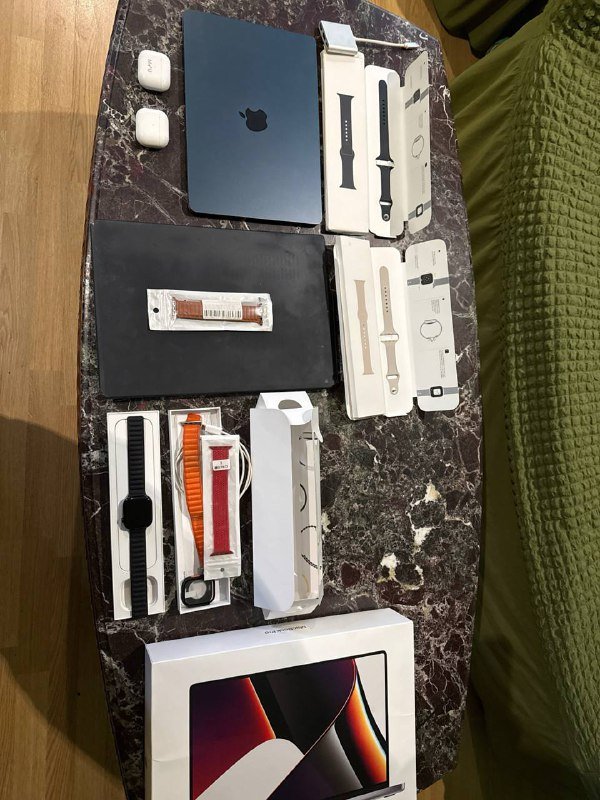 Apple MacBook Air 13 inch 2022 M2 8GB/256GB, Apple Watch 10 46mm Jet Black, ремешки и аксессуары