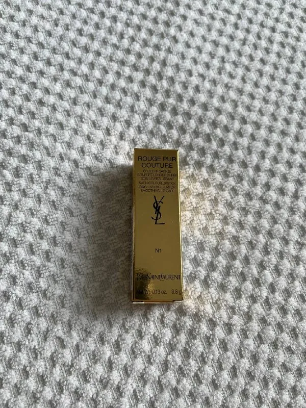 Помада Yves Saint Laurent, крем для лица La Roche Posay 1