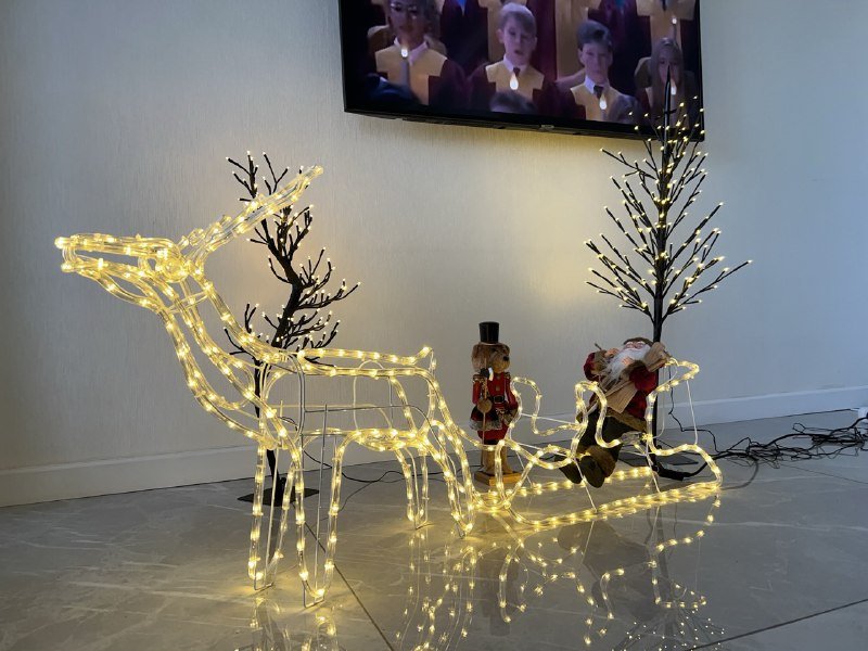 Новогодние украшения елки и олень с санками