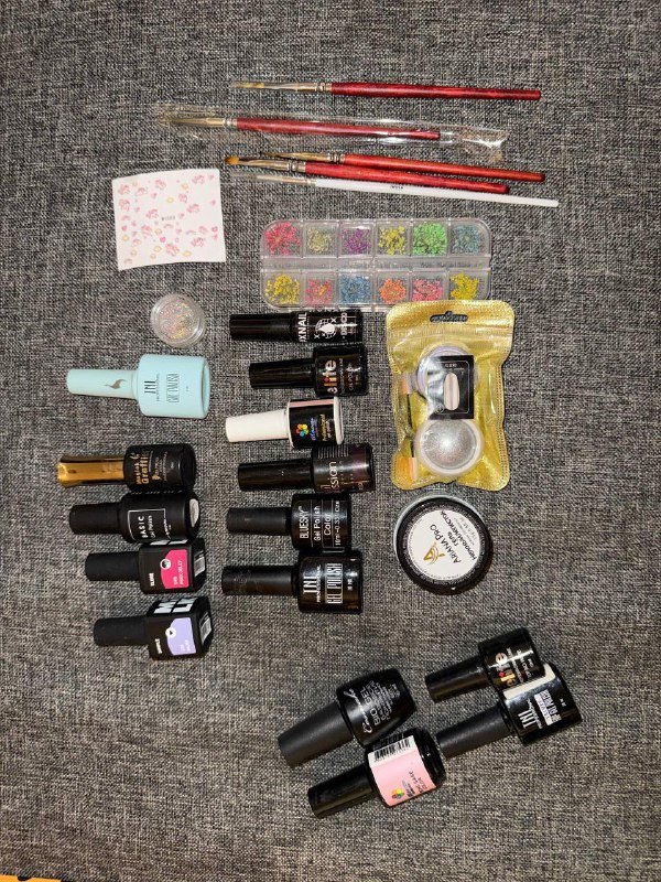 Маникюрные принадлежности набор лампа лаки кисточки 4