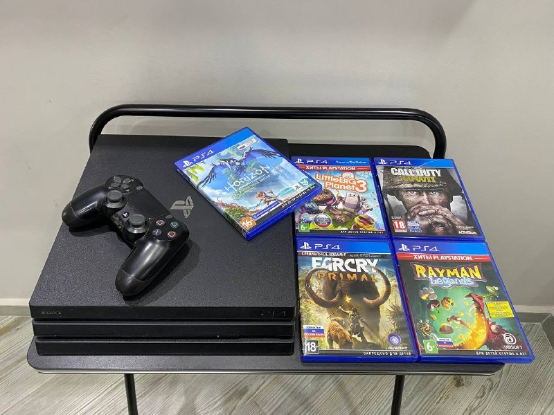 PS4 Play Station 4 с геймпадом и играми