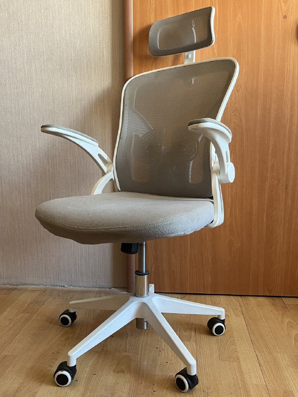 Офисное компьютерное кресло 1