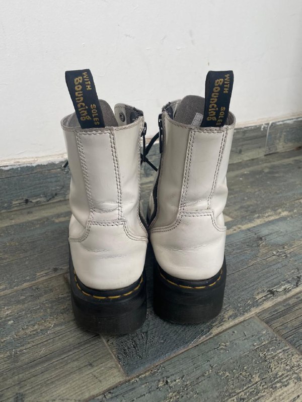 Белые женские кожаные ботинки Dr. Martens на платформе 4