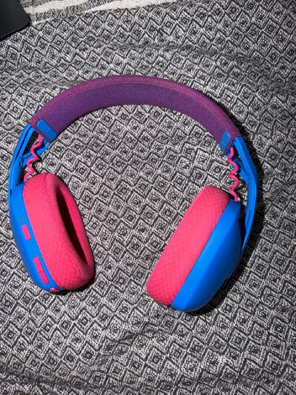 AirPods 3, Logitech G435 1