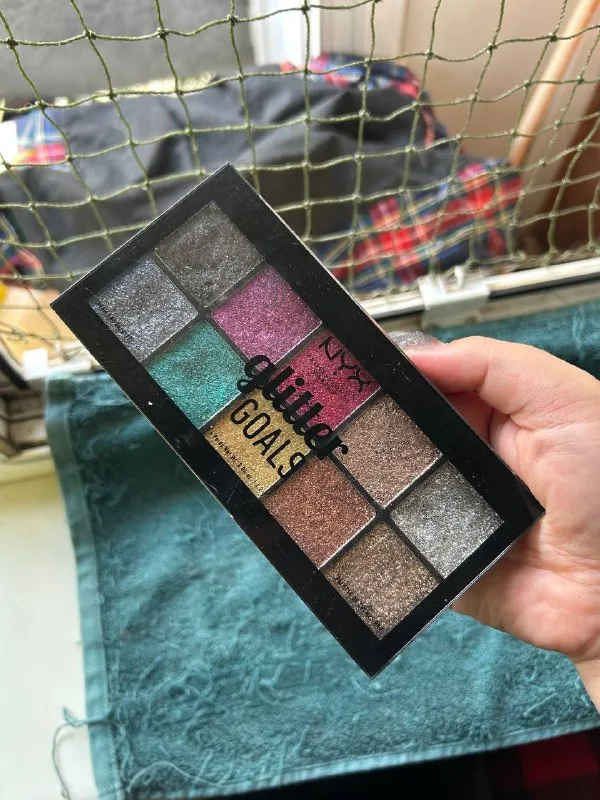 Палетка шиммерных теней NYX 1