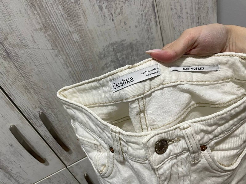 белые джинсы Bershka, джинсы Pull and Bear, джинсовое платье H&M, летняя двойка топ и платье 3