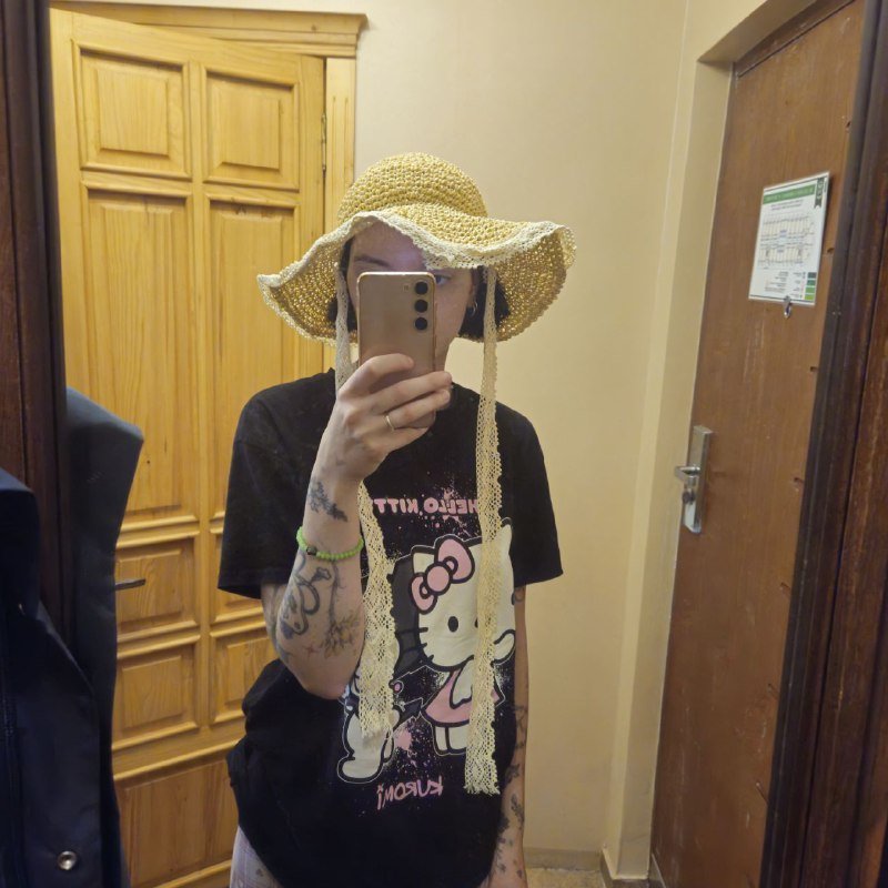 Учебники испанского, метафорические карты, шахматы, очки, шляпка, подставка для благовоний 9