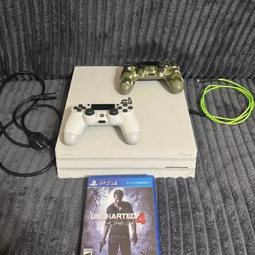 PlayStation 4 Pro с двумя джойстиками и игрой Uncharted 4