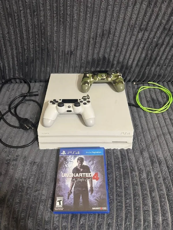 PlayStation 4 Pro с двумя джойстиками и игрой Uncharted 4