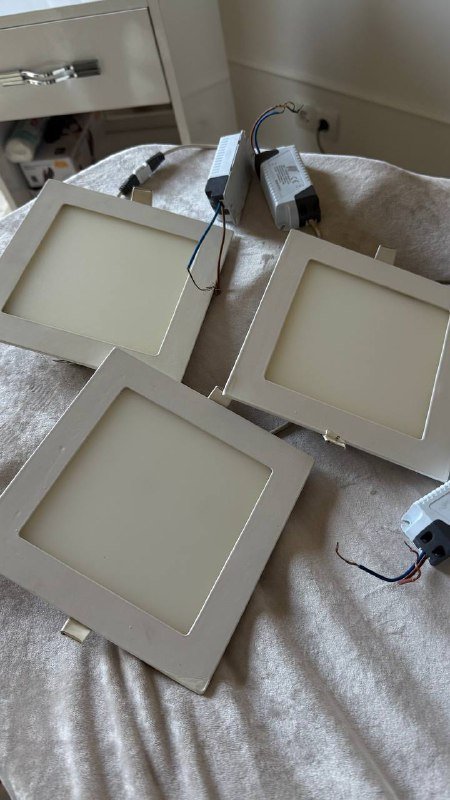 Три потолочных светильника