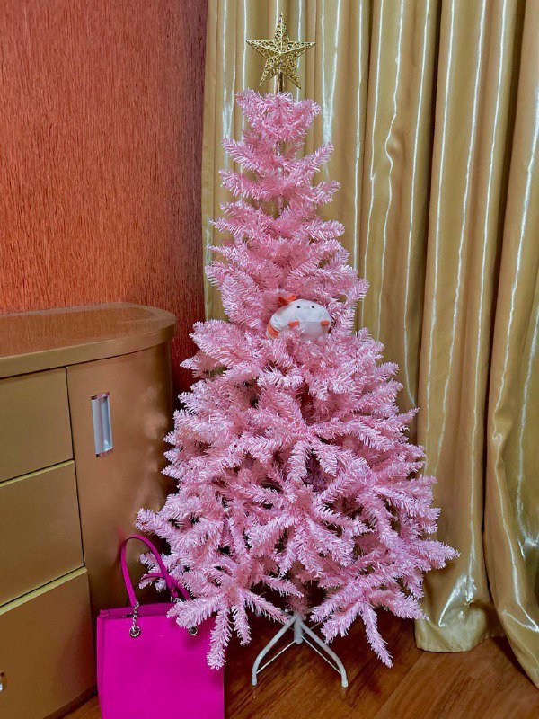 Искусственные елки зеленая и розовая с гирляндой и игрушками 2