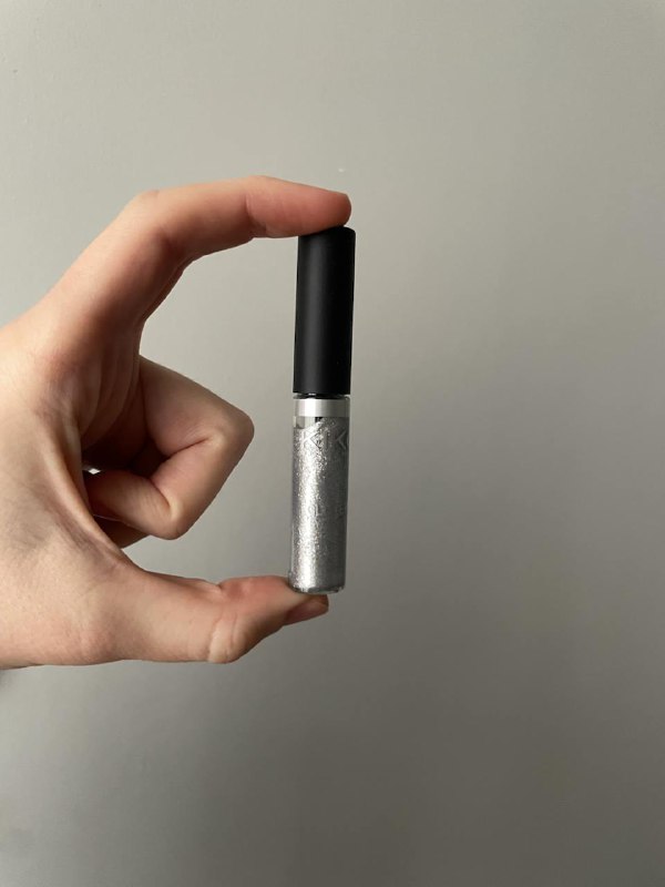 Жидкие румяна Glossier, Помада Body Shop, Подводка Kiko, Тушь Clinique, Румяна Nyx, Парфюмерное масло Maison Louis Marie 3