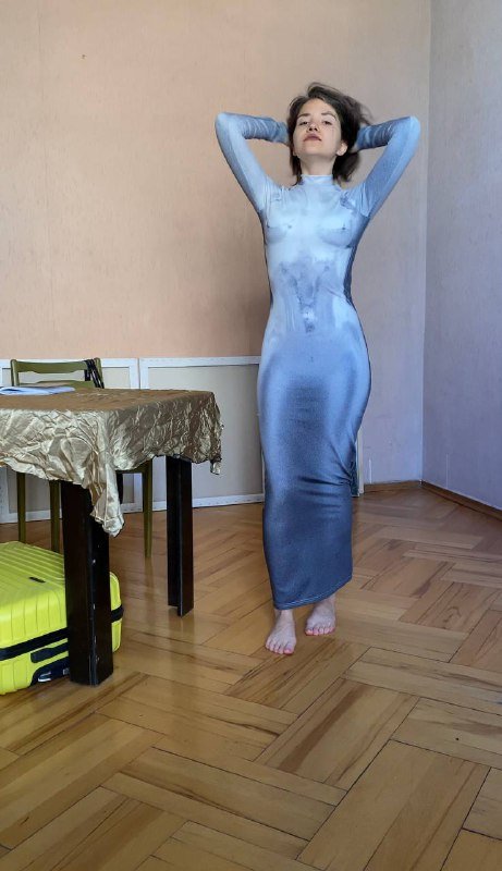 Платье с голым принтом