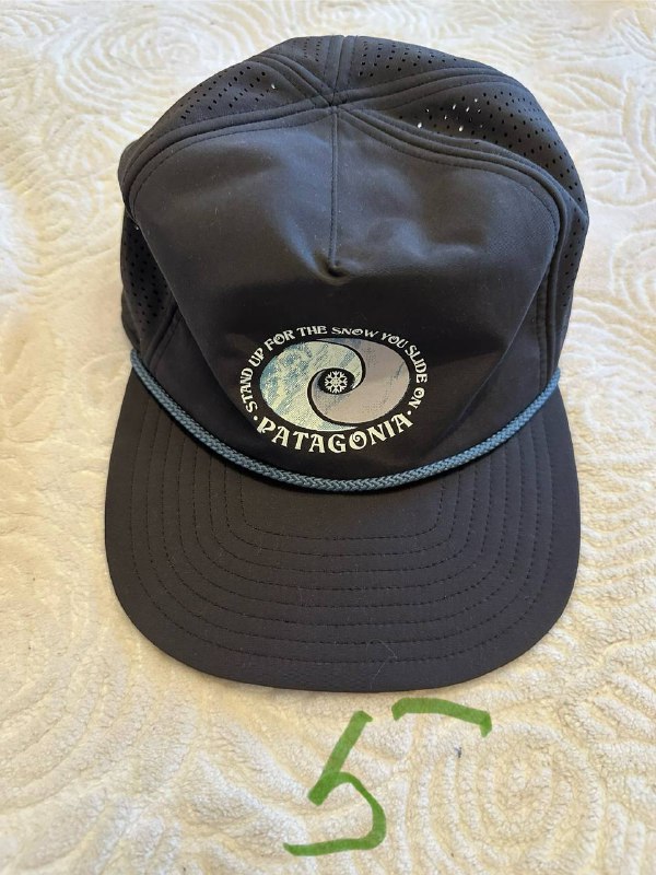Кофта/ветровка quiksilver, Кофта Carhartt, Кофта Levi’s, Утепленная рубашка Carhartt, Кепка Patagonia, Кеды vans, Кроссы Nike 6