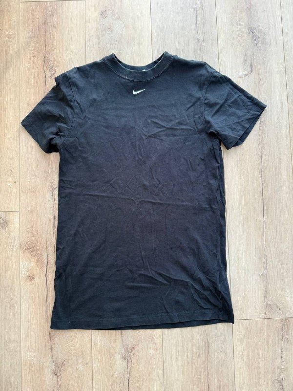 Шлепки Hermes, кепка Nike, комплект подсвечников, цепочка, штатив, фен Dyson Supersonic, ремень H&M, платья Zara и Nike, футболка Stradivarius 9