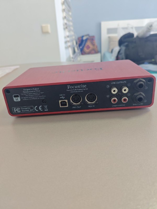 звук. карта Scarlett 2i4, мониторы JBL 305p mkII со стойками, укулеле Lanikai lu21c 7