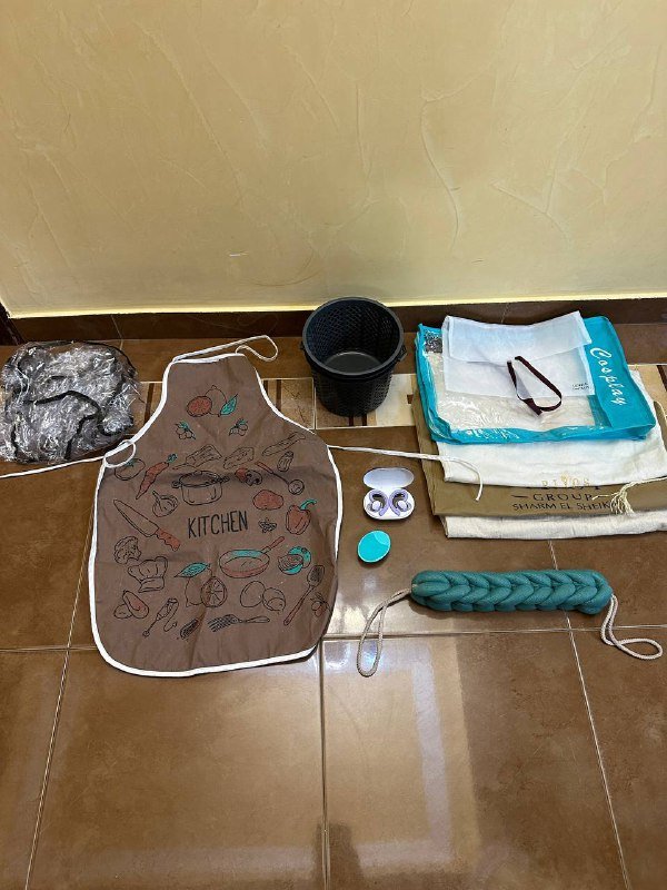 Дождевик, кухонный фартук, корзинки, мочалка, наушники