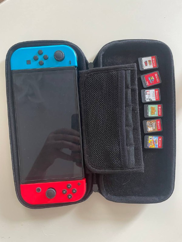 Nintendo Switch OLED с оригинальным чехлом