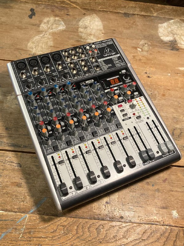 Микшерный пульт Behringer Xenyx X1204 USB 1