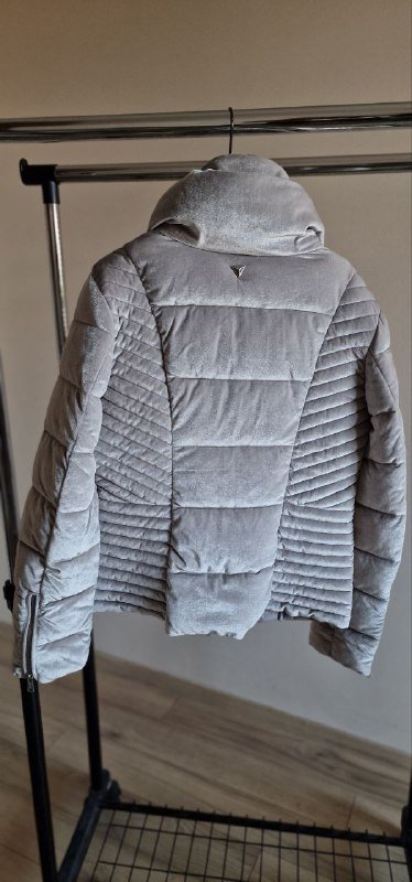 женская велюровая куртка Guess серебристо серая 2