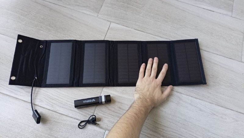 Солнечная батарея с павербанком и фонариком