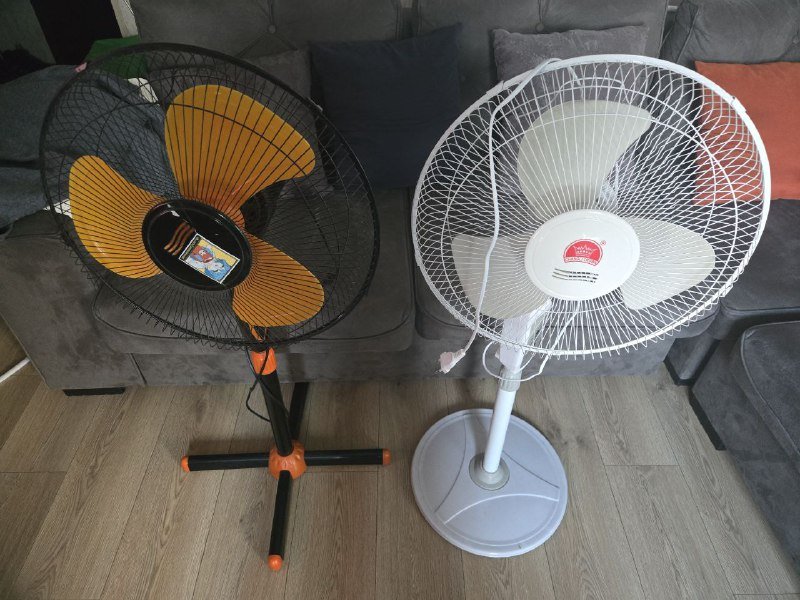 Два напольных вентилятора черный и белый