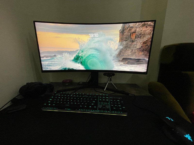 Компьютер с монитором, мышью и креслом