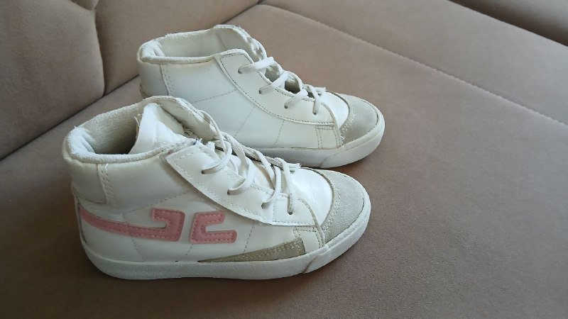 Черные и белые женские ботинки и кроссовки 2