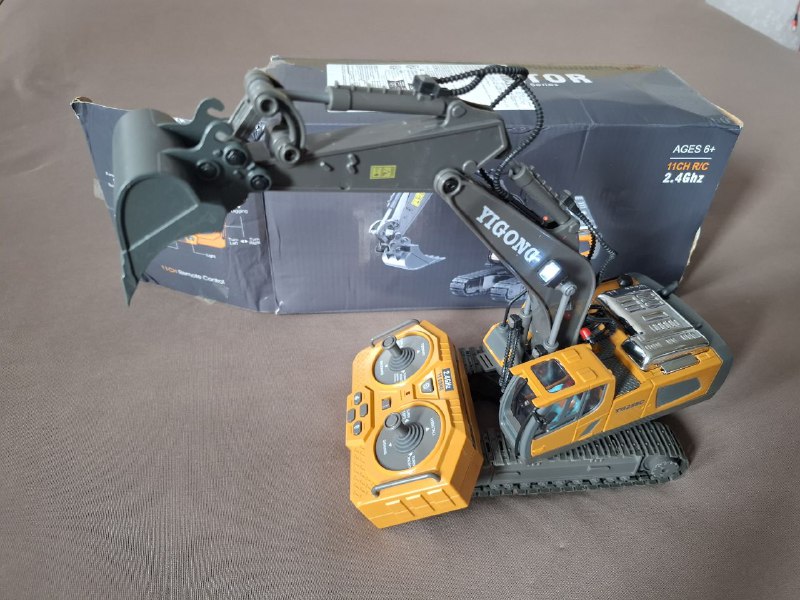 Экскаватор на пульте управления 2