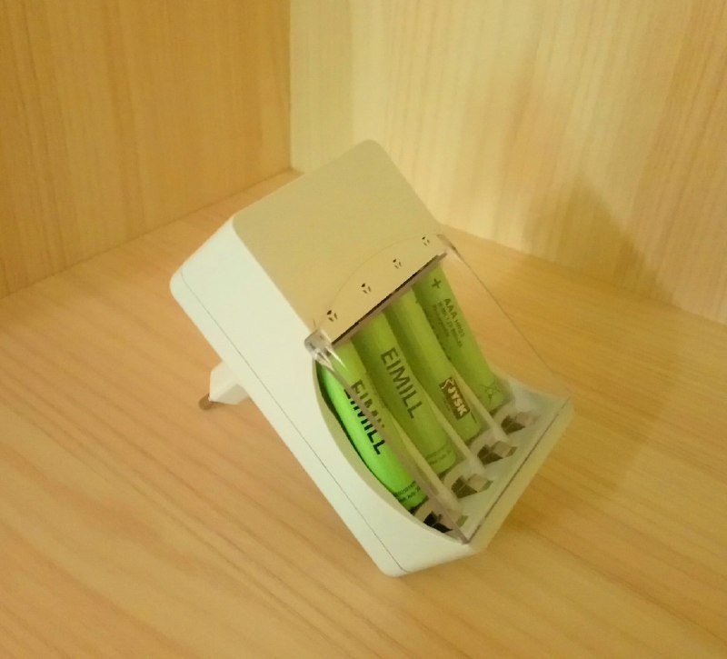 Зарядное устройство с аккумуляторами тип AAA