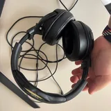 Монитор LG UltraGear, клавиатура HyperX, наушники Razer Kraken 2