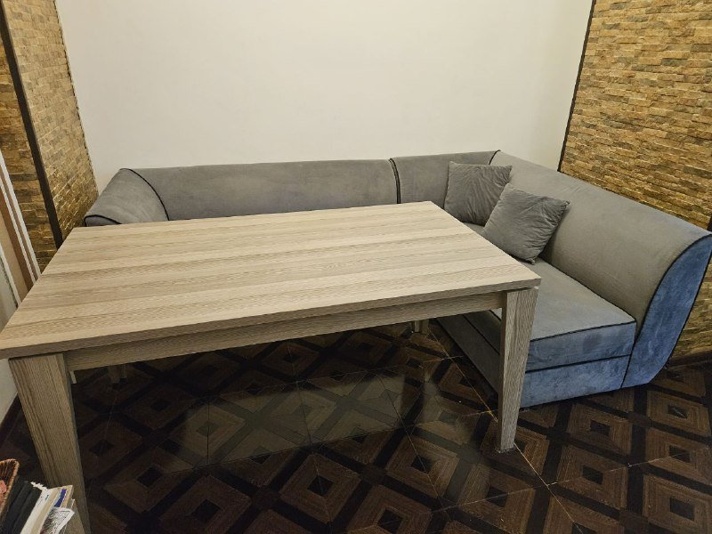 Диван угловой, стол МДФ раскладной, кухонный стол, стулья зеленые и черные, телевизор LG