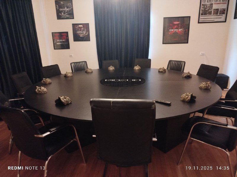 Премиальные круглые столы из массива дерева