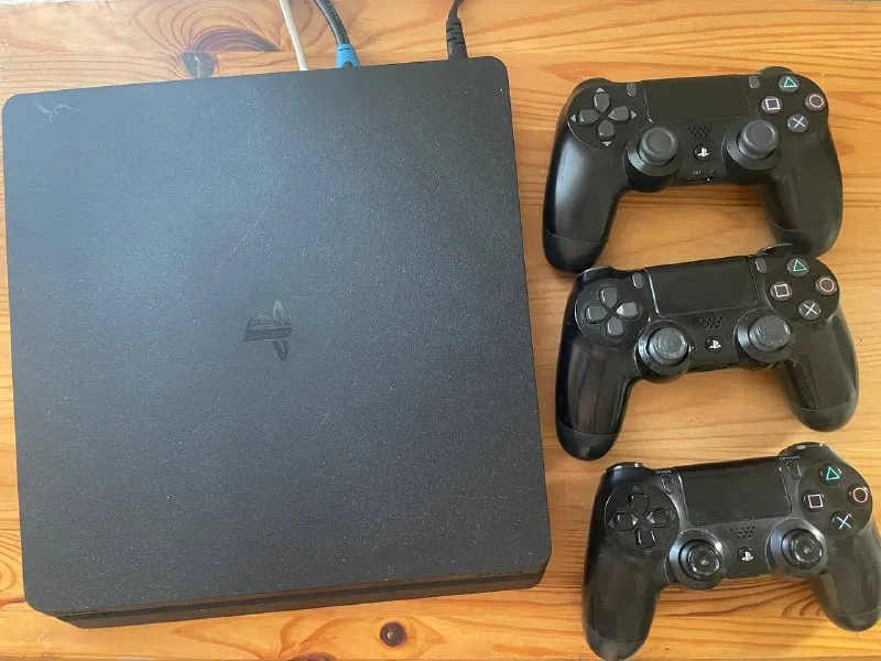 Приставка PS4 Slim, 3 геймпада, кабели