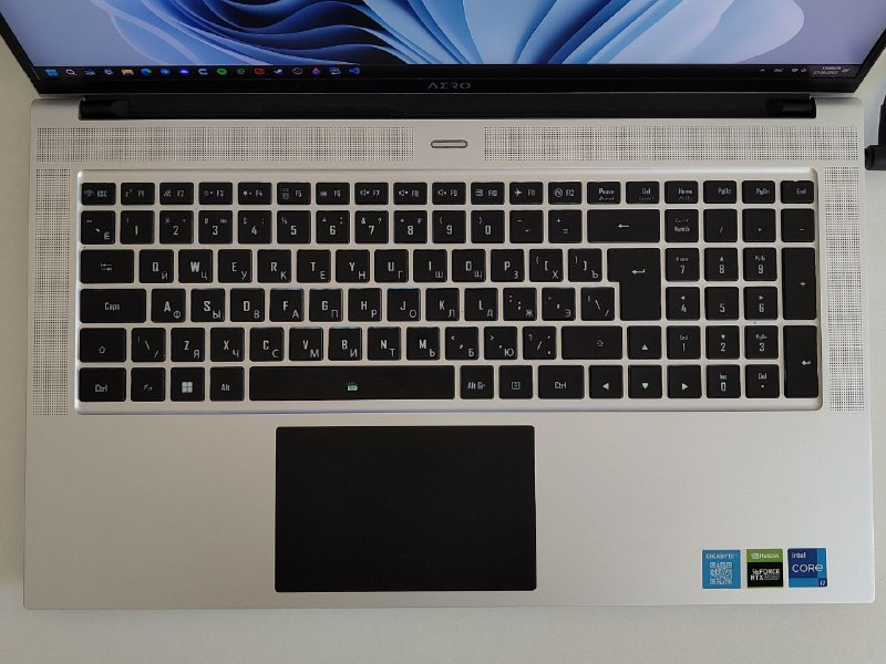 Ноутбук GIGABYTE AERO 17 XE5 без аккумулятора 4