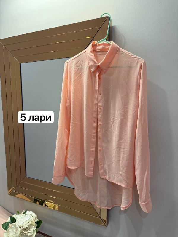 чемодан, деревянная полка, платье, юбка, блузы 10