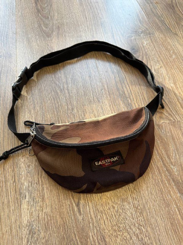 Бананка Eastpak, футболки Roberto Cavalli, Men of Mayhem, C.P. Company, джемпер Napapijri, джинсы Carhartt, Dsquared2, топ Ellesse, кепка Nike