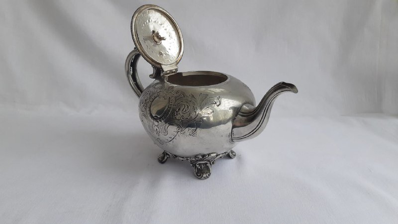 Старинный серебристый чайник с узорами 3