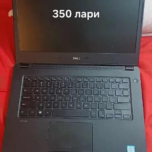 Ноутбук Dell с мышью и зарядным устройством
