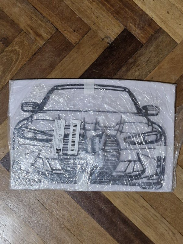 Декорация в виде машин из металлического материала