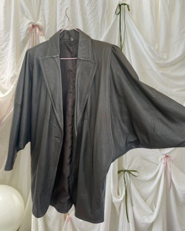 кожаная куртка с необычными рукавами 2