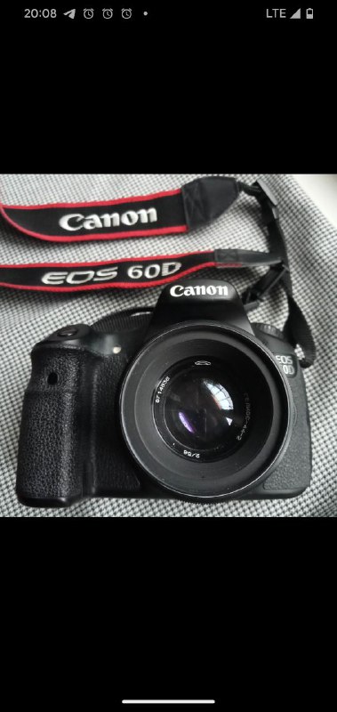 Фотоаппарат Canon 60D с поворотным дисплеем